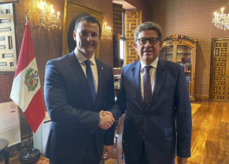 El ministre de Presidència, Economia i Empresa, Jordi Gallardo, amb el ministre d’Exteriors del Perú, Gustavo Adolfo Meza-Cuadra.